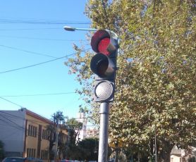 Concejales reclaman por el color que pintaron algunos semáforos